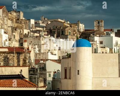 Aperçu du village de pêcheurs de Peschici. Province de Foggia, Puglia, Italie, Europe Banque D'Images