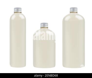 Assortiment de trois bouteilles en plastique hautes, basses et épaisses avec boisson fraîche pâle ou huile essentielle cosmétique, maquette de bouchon argenté, isolée, modèle. Banque D'Images