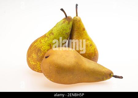 Poires fraîches, trois fruits jaunes isolés sur fond blanc. Banque D'Images