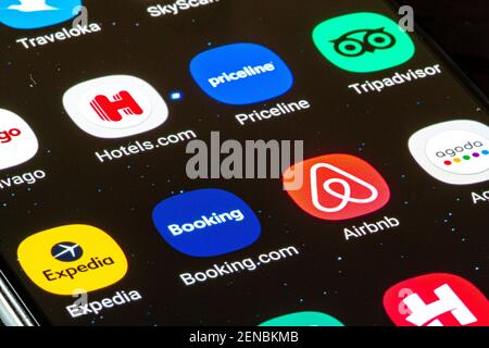 Gros plan de diverses applications de voyage, icônes, logo affiché sur un smartphone, Booking.com, Airbnb, Hotels.com, Agoda, TripAdvisor, Priceline, Expedia Banque D'Images
