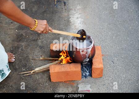 Les femmes préparant une nourriture divine faite de riz dans des pots de terre et l'offrent à l'Amma Attukal (Déesse du Temple) pendant l'attukal pongala. Kerala Banque D'Images