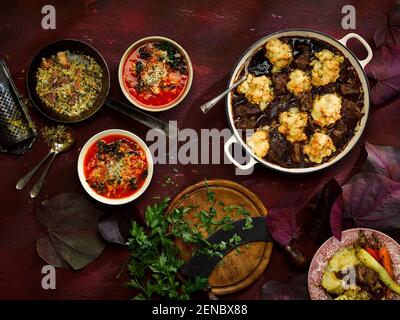 Cobbler au bœuf, purée crémeuse et carottes rôties, soupe minstrone à la poêle Grattato Banque D'Images