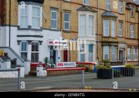 Rhyl, Denbighshire; Royaume-Uni: 21 févr. 2021: L'hôtel Oyo Pier est temporairement fermé pendant le confinement de la pandémie. Banque D'Images