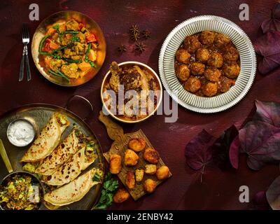 Curry de kofta, Dosa de Masala, curry de Chaap de poulet, curry de Makhanawala de légumes, balles de Lentil croustillantes Banque D'Images