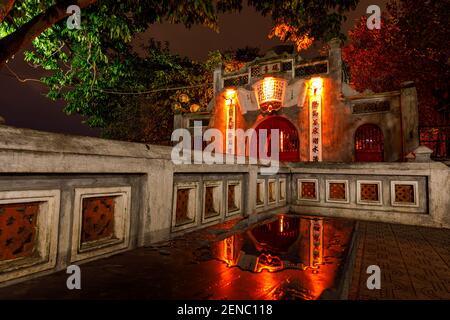 Le temple Ngoc son du lac Hoan Kiem à Hanoi Au Vietnam Banque D'Images