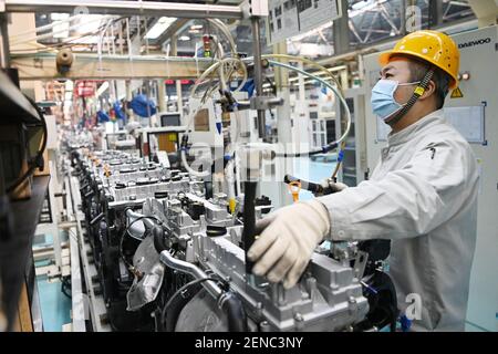 Harbin, Ltd. Dans la province de Heilongjiang, dans le nord-est de la Chine. 25 février 2021. Un homme travaille dans un atelier de Harbin Dongan Automotive Engine Manufacturing Co., Ltd. Dans la province de Heilongjiang, dans le nord-est de la Chine, le 25 février 2021. En janvier 2021, les ventes de produits et le chiffre d'affaires de la société ont augmenté respectivement de 10.79 % et de 18.34 % par rapport à l'année précédente. Crédit : Wang Jianwei/Xinhua/Alay Live News Banque D'Images