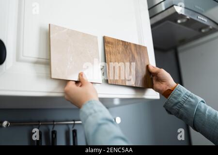 Femme effectuant des échantillons de cuisine sélection de matériaux intérieurs Banque D'Images