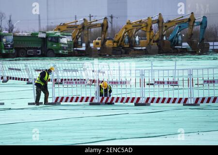Pékin, Chine. 10 mars 2020. Des gens travaillent sur le site de construction d'un centre de transport pour le sous-centre de Beijing dans le district de Tongzhou, le 10 mars 2020. Credit: Xing Guangli/Xinhua/Alay Live News Banque D'Images