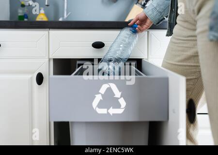 Corbeille à bouteilles dans la cuisine. Tri des déchets en plastique Banque D'Images