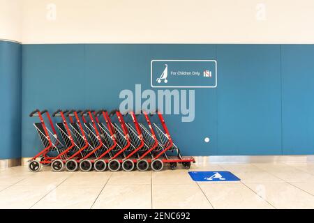 Chariots vides pour les enfants à l'aéroport. Banque D'Images