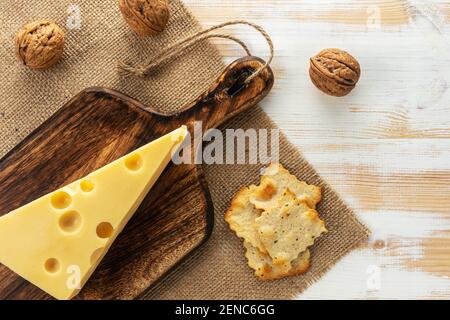 Assortiment de différents types de fromages sur table en bois blanc. Fond de fromage. Banque D'Images