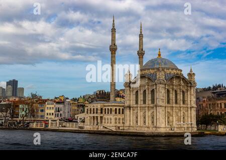 Mosquée Ortakoy sur les rives du Bosporus. Istanbul, Turquie. Banque D'Images