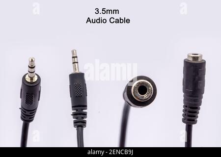 Connecteur mâle et femelle 3,5 mm Audio Cable. Connecteur audio 3,5 mm pour l'audio, isolé sur fond blanc. Banque D'Images