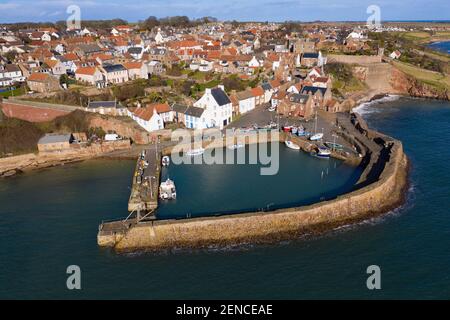 Vue aérienne du village historique et du port de Crail à East Neuk de Fife, Écosse, Royaume-Uni Banque D'Images