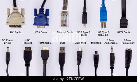 câbles d'ordinateur avec différents connecteurs pour la connexion réseau et de données isolés sur fond blanc. Banque D'Images
