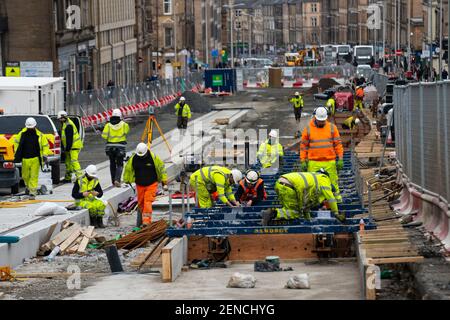 Ouvriers du bâtiment posant des pistes pour le nouveau projet de tramway d'Édimbourg sur Leith Walk, Édimbourg, Écosse, Royaume-Uni Banque D'Images
