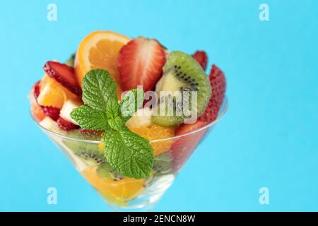 Cocktail de fruits en verre martini sur fond lumineux. Concept végétalien alimentaire minimal. Banque D'Images