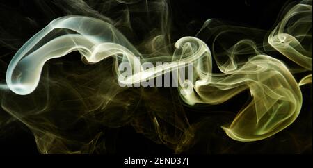 La fumée abstraite tourbillonne de couleur sur fond noir. Papier peint élégant aux courbes colorées Banque D'Images