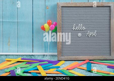 Affiche Hello april sur fond gris Banque D'Images