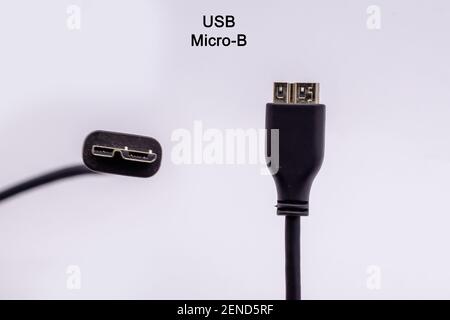 Câble micro USB de type B de différents angles, isolé sur fond blanc. Câble de connexion du disque dur externe Banque D'Images