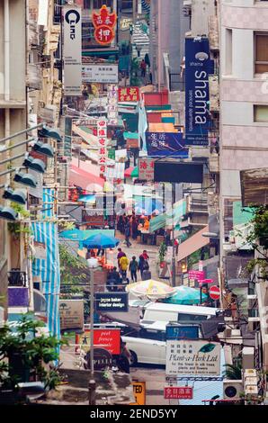 Hong Kong, Chine. Peel Street. Scène de rue avec panneaux bilingues. Banque D'Images