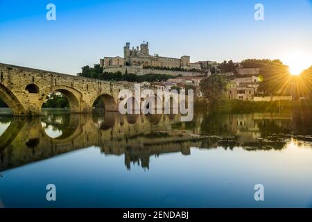 Vieux pont sur l'Orbe et la cathédrale Saint-Nazaire, à Béziers, en France Banque D'Images