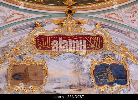 Istanbul, Turquie. Palais de Topkapi. Topkapi Sarayi. Détails dans le Divan. Exemple de calligraphie et de décoration arabes. Topkapi fait partie de l'Historisi Banque D'Images