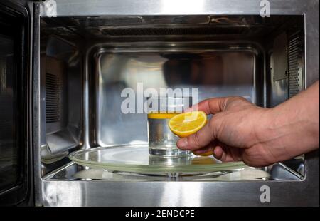Processus de nettoyage ou de purification du four à micro-ondes par citron et de l'eau Banque D'Images