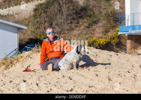 Poole, Dorset Royaume-Uni. 26 février 2021. Météo au Royaume-Uni : belle journée chaude et ensoleillée avec un ciel bleu et un soleil ininterrompus sur les plages de Poole pendant que les gens se dirigent vers le bord de mer pour leur exercice quotidien pendant le Lockdown 3. Crédit : Carolyn Jenkins/Alay Live News Banque D'Images