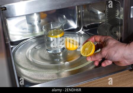 Processus de nettoyage ou de purification du four à micro-ondes par citron et de l'eau Banque D'Images