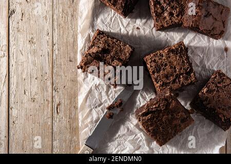 Morceaux de brownies faits maison sur une table rustique en bois Banque D'Images