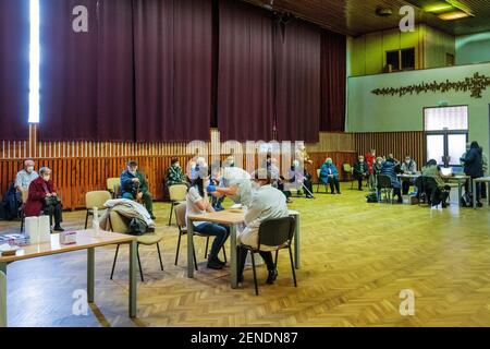 Stribro, République tchèque. 26 février 2021. Le centre de vaccination contre le COVID-19 commence ses activités le 26 février 2021 dans la Maison de la culture de Stribro, près de Tachov, en République tchèque. En République tchèque, la vaccination des personnes âgées contre le coronavirus se poursuit. Crédit: Miroslav Chaloupka/CTK photo/Alamy Live News Banque D'Images