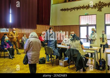 Stribro, République tchèque. 26 février 2021. Le centre de vaccination contre le COVID-19 commence ses activités le 26 février 2021 dans la Maison de la culture de Stribro, près de Tachov, en République tchèque. En République tchèque, la vaccination des personnes âgées contre le coronavirus se poursuit. Crédit: Miroslav Chaloupka/CTK photo/Alamy Live News Banque D'Images