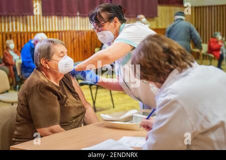 Stribro, République tchèque. 26 février 2021. Le centre de vaccination contre le COVID-19 commence ses activités le 26 février 2021 dans la Maison de la culture de Stribro, près de Tachov, en République tchèque. En République tchèque, la vaccination des personnes âgées contre le coronavirus se poursuit. Crédit: Miroslav Chaloupka/CTK photo/Alamy Live News Banque D'Images