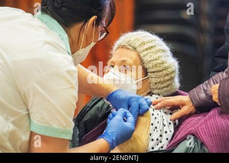 Stribro, République tchèque. 26 février 2021. Le centre de vaccination contre le COVID-19 commence ses activités le 26 février 2021 dans la Maison de la culture de Stribro, près de Tachov, en République tchèque. En République tchèque, la vaccination des personnes âgées contre le coronavirus se poursuit. Crédit: Miroslav Chaloupka/CTK photo/Alamy Live News Banque D'Images