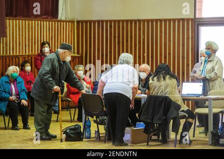 Stribro, République tchèque. 26 février 2021. Le centre de vaccination contre le COVID-19 commence ses activités le 26 février 2021 dans la Maison de la culture de Stribro, près de Tachov, en République tchèque. En République tchèque, la vaccination des personnes âgées contre le coronavirus se poursuit. Crédit: Miroslav Chaloupka/CTK photo/Alamy Live News Banque D'Images