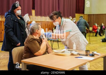 Stribro, République tchèque. 26 février 2021. Le centre de vaccination contre le COVID-19 commence ses activités le 26 février 2021 dans la Maison de la culture de Stribro, près de Tachov, en République tchèque. En République tchèque, la vaccination des personnes âgées contre le coronavirus se poursuit. Crédit: Miroslav Chaloupka/CTK photo/Alamy Live News Banque D'Images