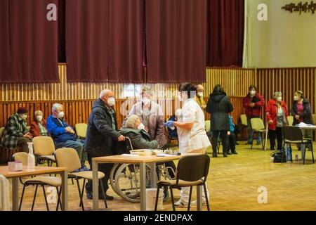 Stribro, République tchèque. 26 février 2021. Le centre de vaccination contre le COVID-19 commence ses activités le 26 février 2021 dans la Maison de la culture de Stribro, près de Tachov, en République tchèque. En République tchèque, la vaccination des personnes âgées contre le coronavirus se poursuit. Crédit: Miroslav Chaloupka/CTK photo/Alamy Live News Banque D'Images