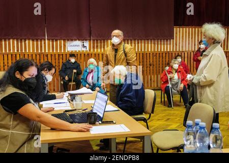 Stribro, République tchèque. 26 février 2021. Le centre de vaccination contre le COVID-19 commence ses activités le 26 février 2021 dans la Maison de la culture de Stribro, près de Tachov, en République tchèque. En République tchèque, la vaccination des personnes âgées contre le coronavirus se poursuit. Crédit: Miroslav Chaloupka/CTK photo/Alamy Live News Banque D'Images