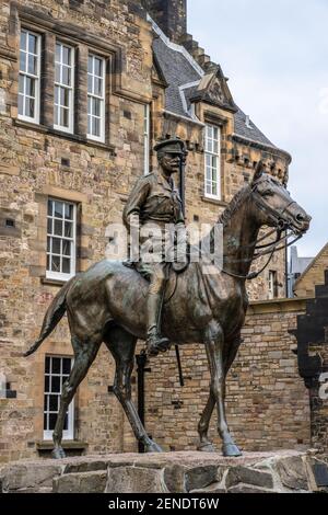 Statue équestre en bronze du maréchal Earl Haig devant le musée national de la guerre, sur la place de l'hôpital, au château d'Édimbourg, en Écosse, au Royaume-Uni Banque D'Images