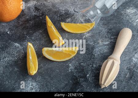 Oranges entières et tranchées avec verre vide et alésoir Banque D'Images