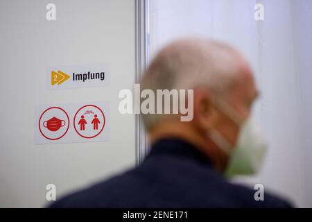 Saxe-Anhalt, Burg. 26 février 2021 : un enseignant attend au centre de vaccination de Jerichower Land pour sa vaccination contre le virus Corona. Après la classification plus élevée dans l'ordre de vaccination, les enseignants et les éducateurs dans le district ont depuis le matin la possibilité d'être immunisés contre Corona. Échelonnés par les communautés, des fenêtres de rendez-vous ont été établies à cette fin au centre de vaccination de Burg. Ainsi, autant que possible, le personnel pédagogique devrait avoir la chance de se faire vacciner avant l'ouverture de l'école le 01 mars 2021. Photo: Klaus-Dietmar Gabbert/dpa-Zentralbil Banque D'Images