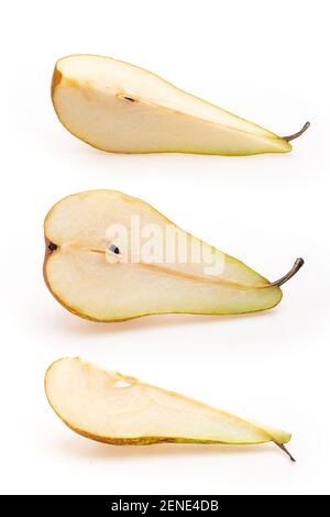 Couper les fruits à la poire jaune. Collection de morceaux de poire jaune de différentes formes sur fond blanc Banque D'Images