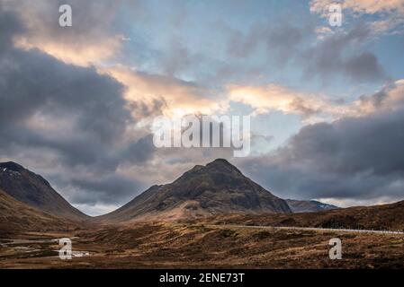 Superbe vue sur le paysage de Glencoe Valley dans les Highlands écossais Avec chaînes de montagnes dans un éclairage hivernal spectaculaire Banque D'Images