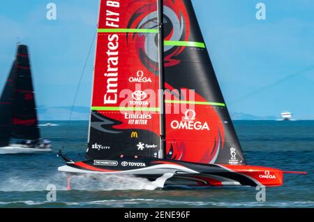 Auckland, Nouvelle-Zélande, le 26 février 2021 - Emirates Team te Rehutai, de Nouvelle-Zélande, brocarté par Peter Burling, se lance dans le port de Waitemata lors d'une séance d'entraînement avant le clash de la coupe de l'Amérique avec l'équipe italienne Luna Rossa Prada Pirelli lors de la coupe de l'Amérique à partir du 6 mars. On s'attend à ce que les yachts de classe AC75 qui se mouillent brisent la barrière de vitesse de 100 km/h pendant la compétition. Crédit : Rob Taggart/Alay Live News Banque D'Images