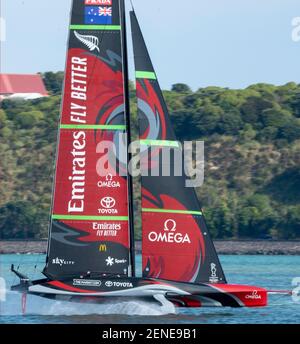 Auckland, Nouvelle-Zélande, le 26 février 2021 - Emirates Team te Rehutai, de Nouvelle-Zélande, brocarté par Peter Burling, se lance dans le port de Waitemata lors d'une séance d'entraînement avant le clash de la coupe de l'Amérique avec l'équipe italienne Luna Rossa Prada Pirelli lors de la coupe de l'Amérique à partir du 6 mars. On s'attend à ce que les yachts de classe AC75 qui se mouillent brisent la barrière de vitesse de 100 km/h pendant la compétition. Crédit : Rob Taggart/Alay Live News Banque D'Images