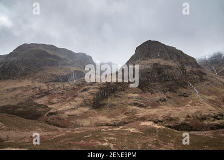 Image spectaculaire et épique de trois Sœurs à Glencoe in Scottish Highlands lors d'une journée d'hiver humide Banque D'Images