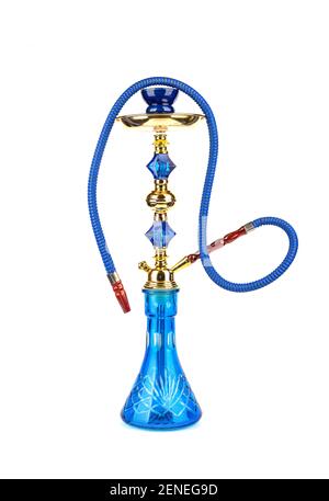 Chicha de narguilé avec flacon en verre bleu et bol en métal sur fond blanc. Tradition de relaxation orientale. Copier l'espace. Banque D'Images