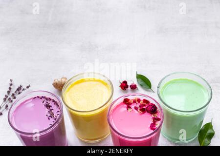 Café ou thé latte coloré - avec la spiruline bleu curcuma et matcha Banque D'Images