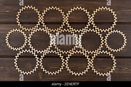 arrière-plan de cercles en bois sculpté. beaux motifs en bois vintage. sculpture en bois laser. Banque D'Images